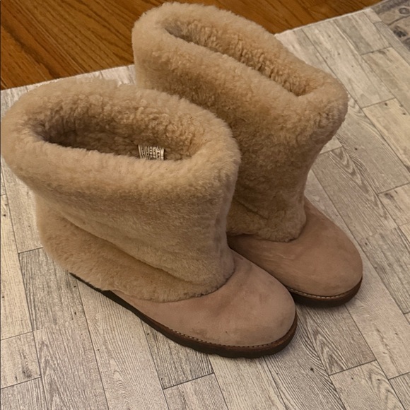 UGG Shoes - UGG Shearling Boots